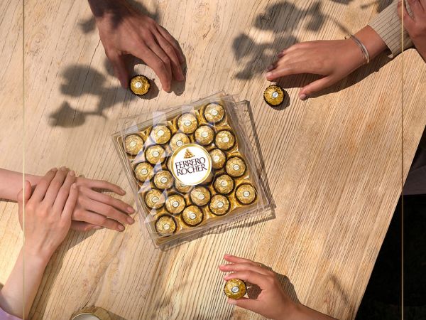 Câștigă 5 cutii cu 24 de praline Ferrero Rocher