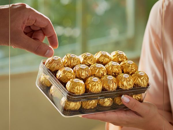 Câștigă 5 cutii cu 30 de praline Ferrero Rocher