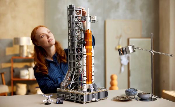 Câștigă un set LEGO Sistemul de lansare spațială Artemis al NASA